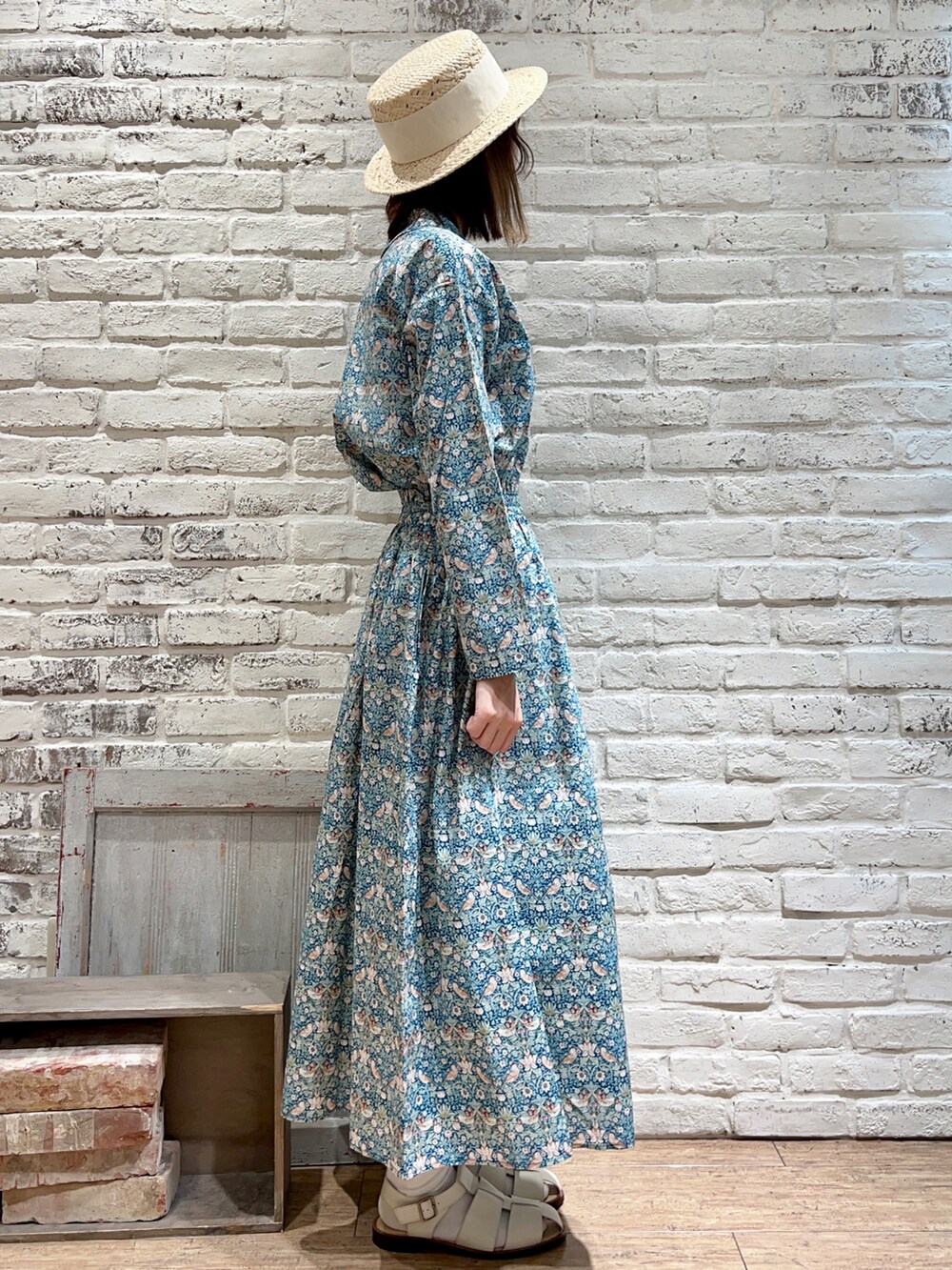 グリーン系のシャツ/ブラウス、グリーン系のスカート、ホワイト系のサンダルを着用したレディースの春コーディネートの3枚目の写真