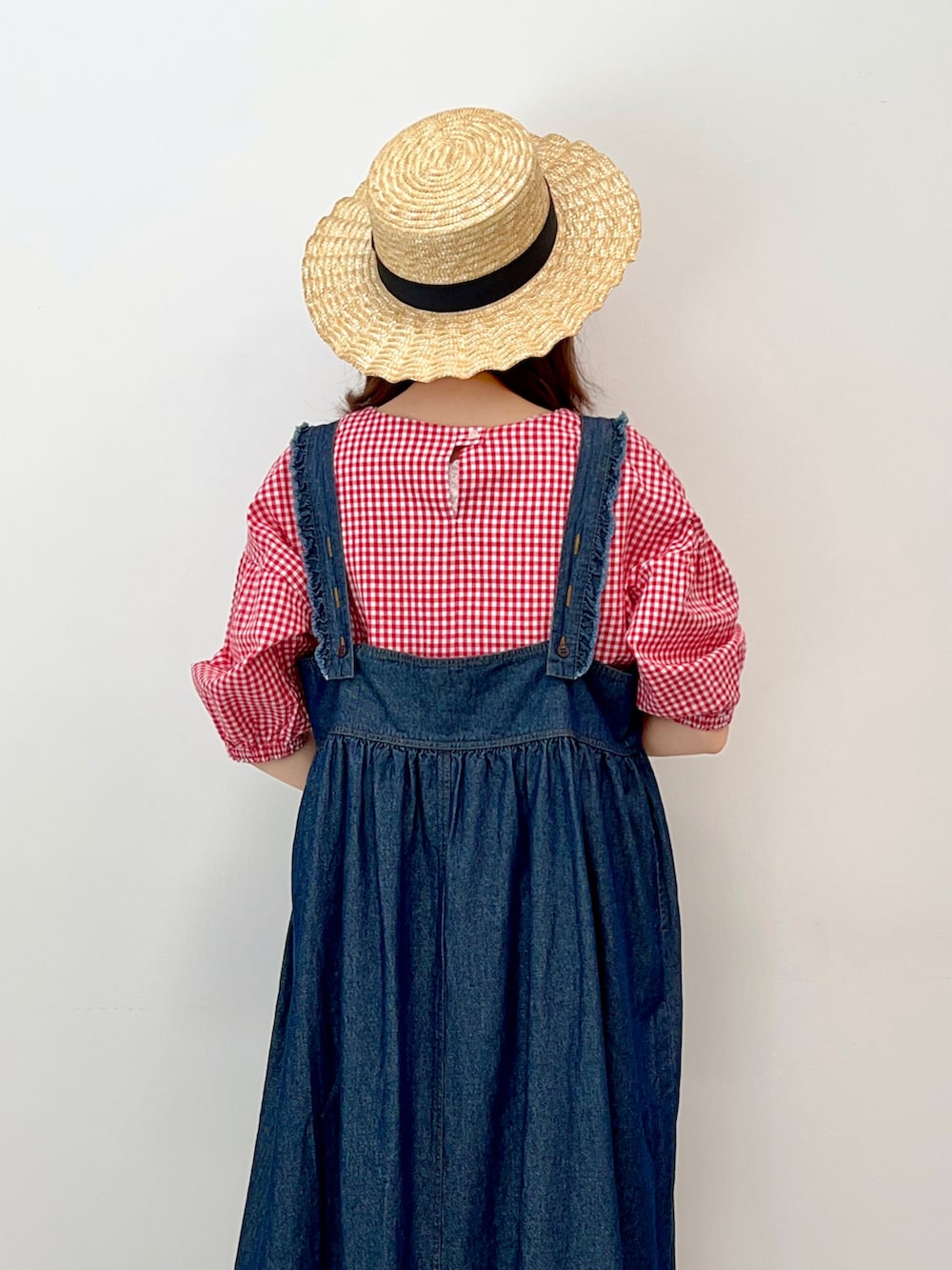 ブラック系のサンダル、レッド系のシャツ/ブラウス、ブルー系のワンピースを着用したレディースの春コーディネートの4枚目の写真