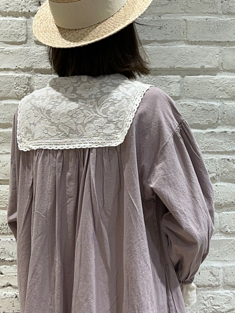 「サマンサ モスモス(Samansa Mos2)、Samansa Mos2、SM2、春コーデ、ゆるコーデ、ワントーンコーデ、淡色コーデ、レイヤードスタイル、ノーカラージャケット、ボリューム袖、リネン、スカーフ、ワンピース、カンカン帽、バレエシューズ」｜「Samansa Mos2の太リボンカンカン帽（ハット、ホワイト系）」を使った、いっしき🐻さん（レディース・163cm）の冬コーディネートの5枚目の写真
