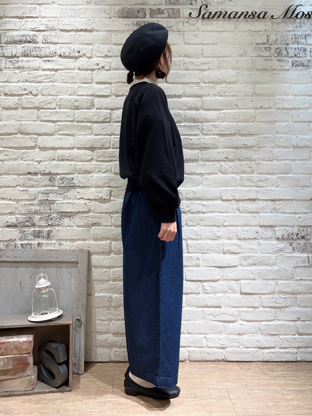 ホワイト系のシャツ/ブラウス、ブラック系のカーディガン/ボレロ、ブルー系のデニムパンツを着用したレディースの秋コーディネートの4枚目の写真