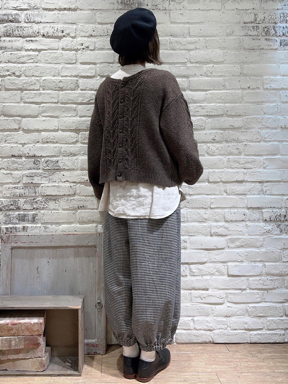 ブラウン系のカーディガン/ボレロ、ホワイト系のシャツ/ブラウス、ホワイト系のその他パンツを着用したレディースの冬コーディネートの4枚目の写真