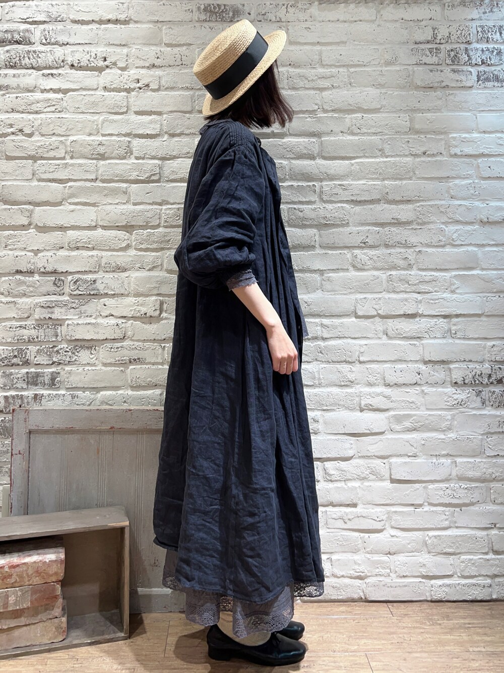 グレー系のシャツ/ブラウス、ブルー系のワンピース、グレー系のスカートを着用したレディースの春コーディネートの3枚目の写真