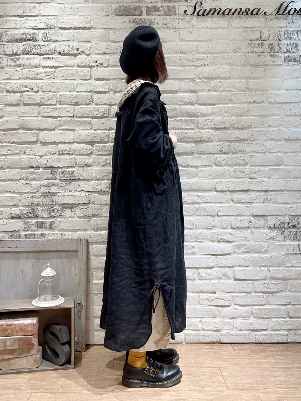 グレー系のTシャツ/カットソー、ブラック系のワンピース、ベージュ系のカーゴパンツを着用したレディースの冬コーディネートの3枚目の写真