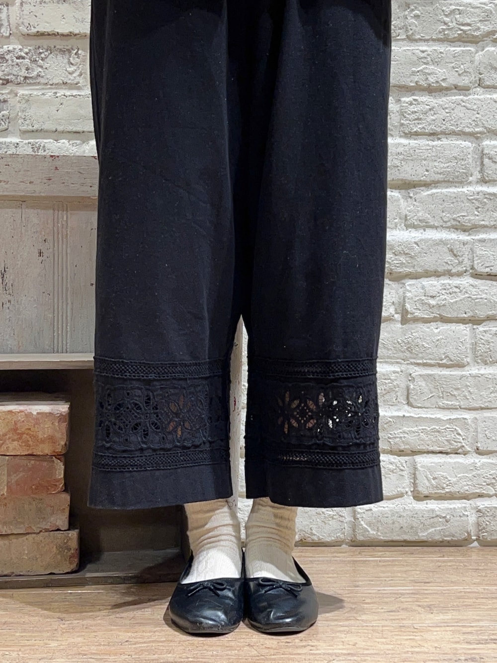 ベージュ系のニット/セーター、ベージュ系のシャツ/ブラウス、ブラック系のその他パンツを着用したレディースの冬コーディネートの5枚目の写真