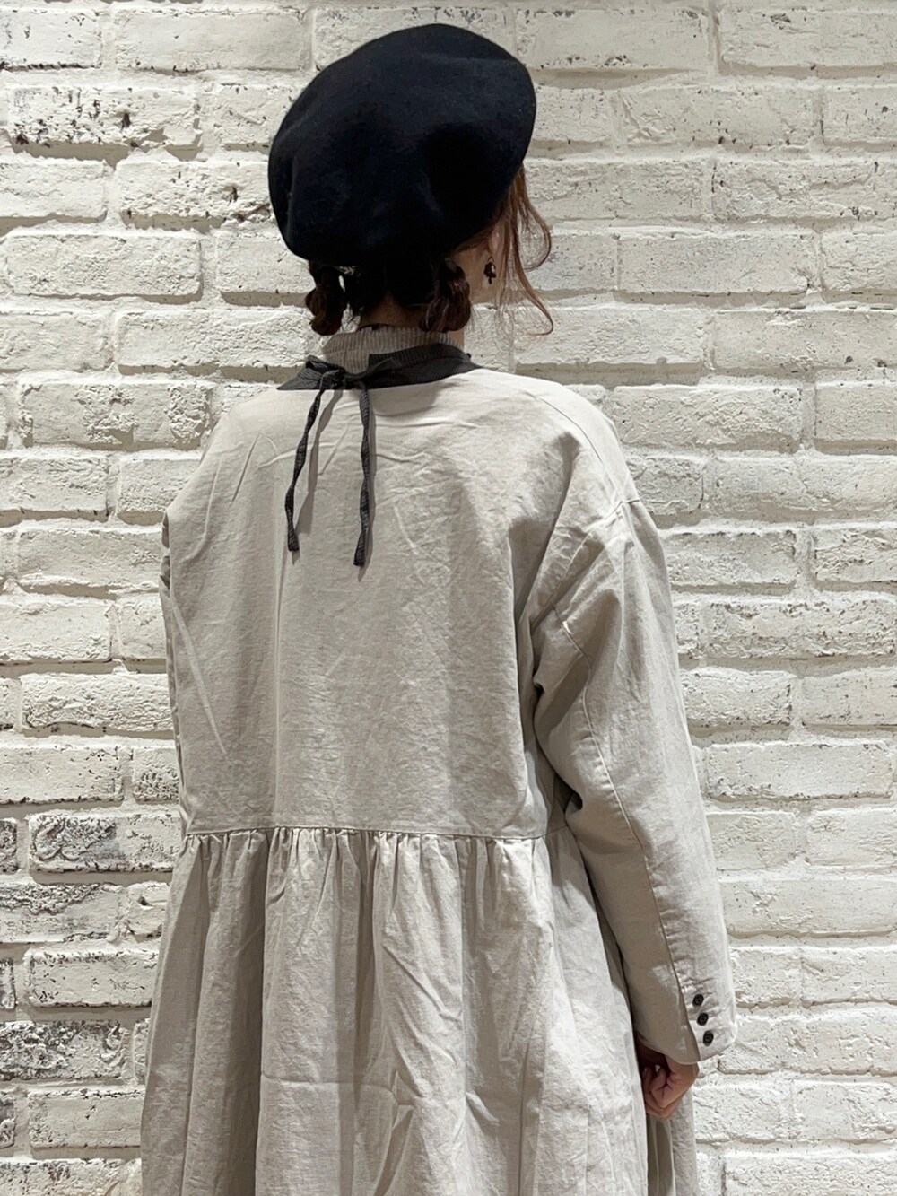 ベージュ系のTシャツ/カットソー、ブルー系のワンピース、ベージュ系のその他アウターを着用したレディースの秋コーディネートの4枚目の写真