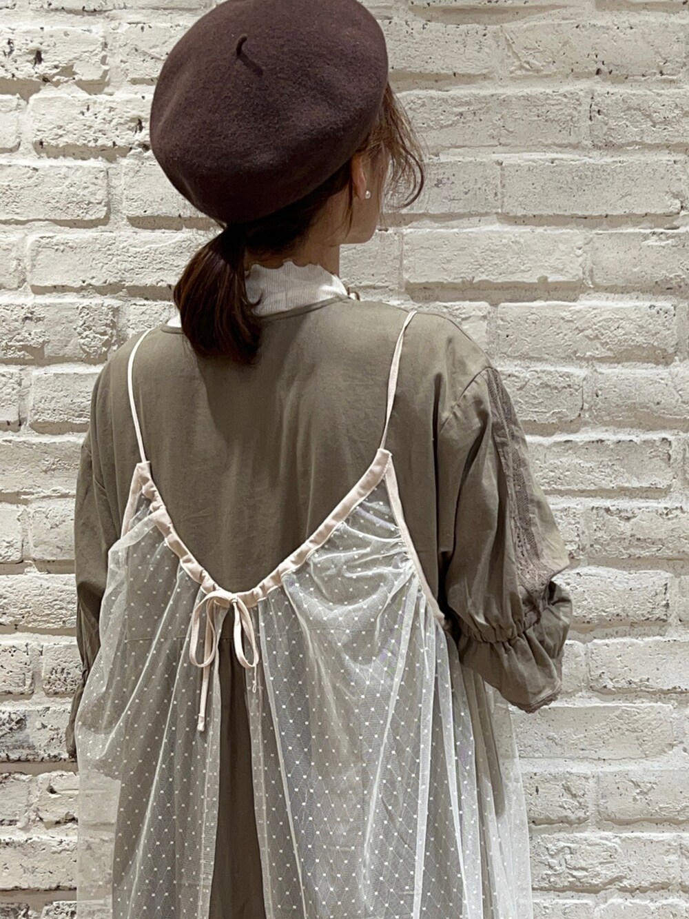 ホワイト系のTシャツ/カットソー、グリーン系のワンピース、ホワイト系のワンピースを着用したレディースの秋コーディネートの5枚目の写真