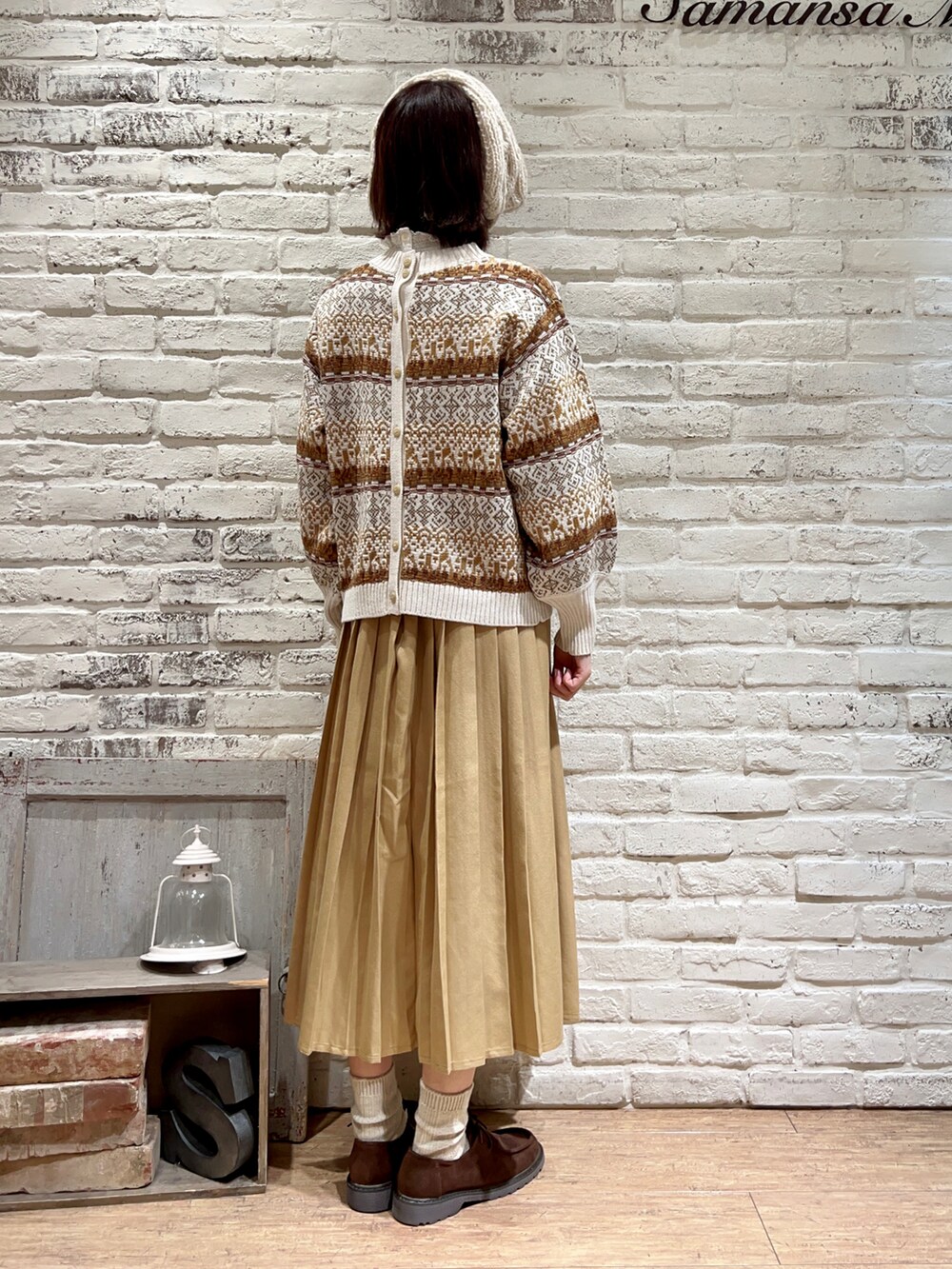 ホワイト系のシャツ/ブラウス、ホワイト系のニット/セーター、ベージュ系のスカートを着用したレディースの冬コーディネートの5枚目の写真