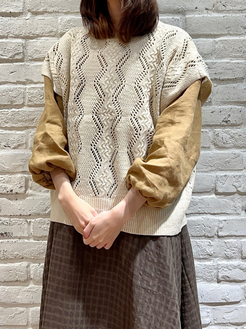 「サマンサ モスモス(Samansa Mos2)、Samansa Mos2、SM2、秋コーデ、秋のコーデ、ゆるコーデ、アースカラー、くすみカラー、マスタード、カーキ、ベスト、ニットベスト、フレアスカート、ショルダーバッグ、秋服まるっと大公開」|「kaorinomoriの【カオリノモリ】モーリエトーク(ハット、ブラウン系)」を使った、いっしき🐻さん(レディース・163cm)の秋コーディネートの2枚目の写真