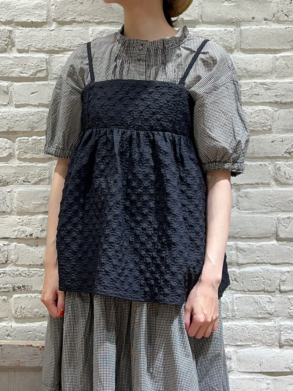 ホワイト系のタンクトップ、ブラック系のシャツ/ブラウス、ブラック系のシャツ/ブラウスを着用したレディースの夏コーディネートの2枚目の写真