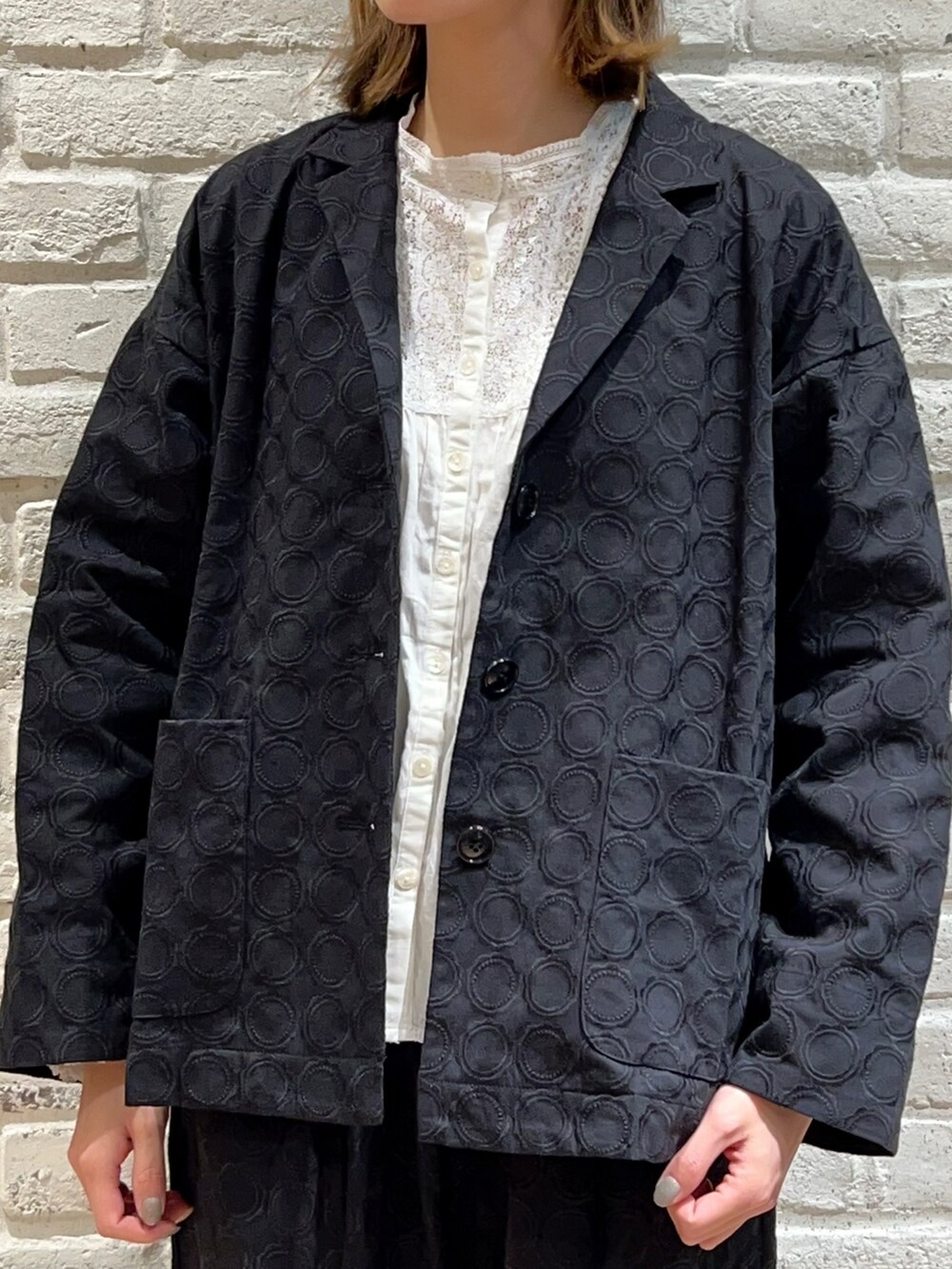 「サマンサ モスモス(Samansa Mos2)、Samansa Mos2、SM2、TSUHARU by Samansa Mos2、春コーデ、ゆるコーデ、テーラードジャケット、ジャケット、リネン、刺繍、レース、スカート、ベレー帽、バレエシューズ」｜「Samansa Mos2の透かし編みベレー帽（ハット、ブラック系）」を使った、いっしき🐻さん（レディース・163cm）の冬コーディネートの2枚目の写真
