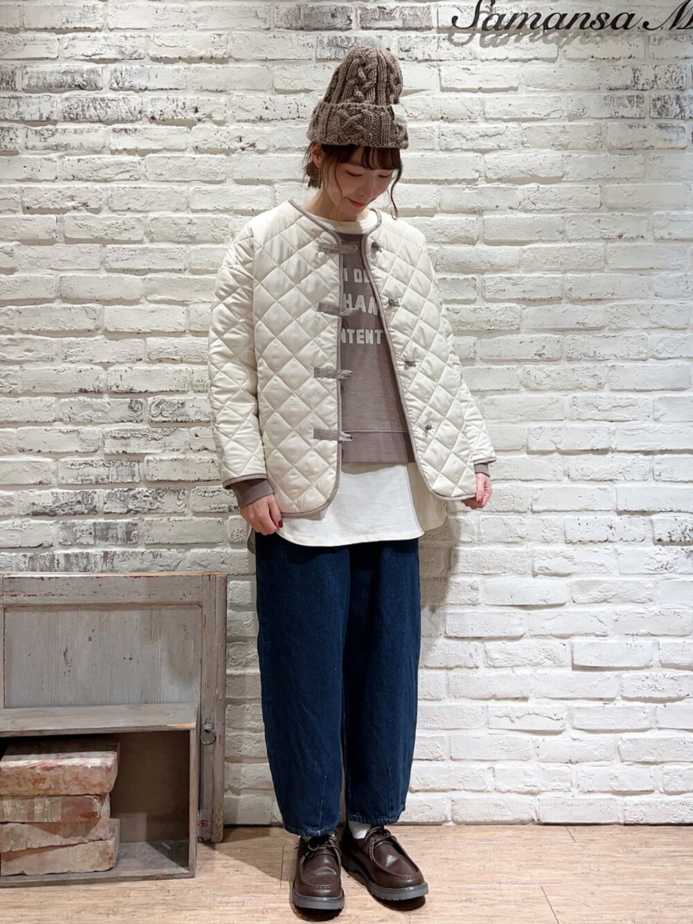 ベージュ系のTシャツ/カットソー、ブルー系のデニムパンツ、ブラウン系のその他シューズを着用したレディースの秋コーディネートの5枚目の写真