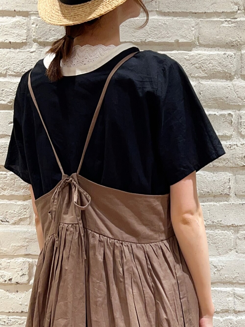 ブラック系のワンピース、ホワイト系のタンクトップ、ブラウン系のワンピースを着用したレディースの夏コーディネートの5枚目の写真