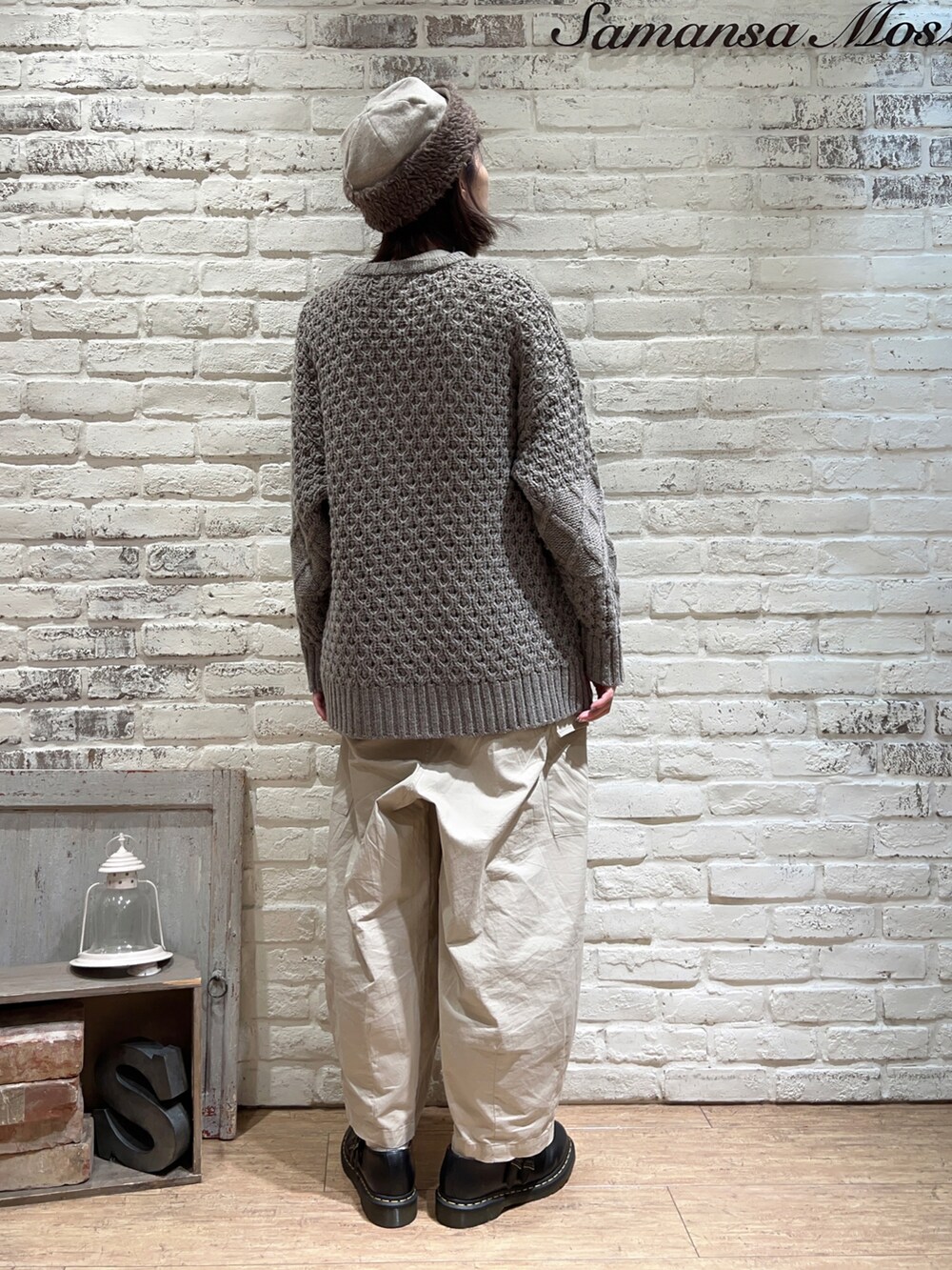 ホワイト系のTシャツ/カットソー、ブラウン系のカーディガン/ボレロ、ベージュ系のカーゴパンツを着用したレディースの冬コーディネートの4枚目の写真