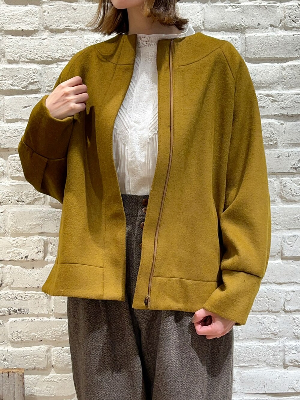 「サマンサ モスモス(Samansa Mos2)、Samansa Mos2、SM2、TSUHARU by Samansa Mos2、冬コーデ、ゆるコーデ、おじコーデ、くすみカラー、ショート丈トップス、マスタード、サスペンダー、サルエルパンツ、革靴、レース、ファー小物」|「Samansa Mos2のフェイクファートーク帽(ハット、ブラウン系)」を使った、いっしき🐻さん(レディース・163cm)の冬コーディネートの2枚目の写真