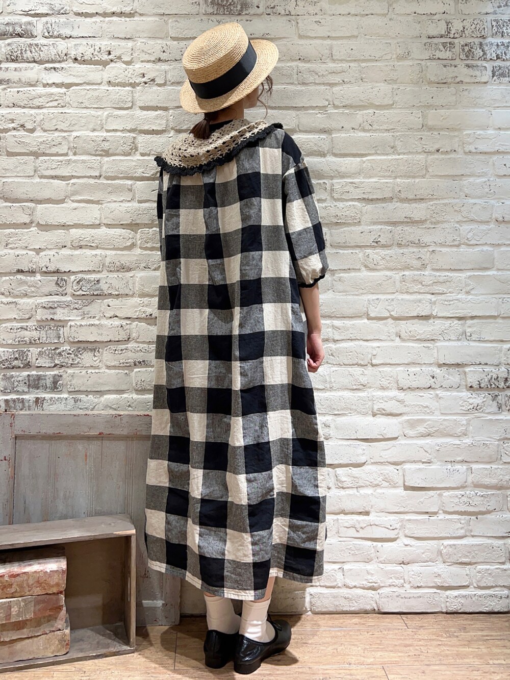 ブラック系のワンピース、ベージュ系の付け襟、その他のその他を着用したレディースの春コーディネートの4枚目の写真