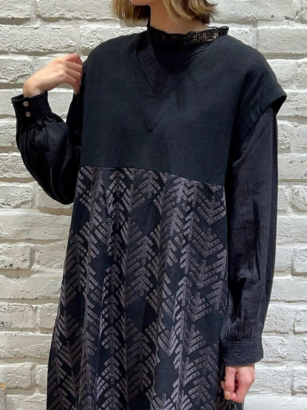 ブラック系のシャツ/ブラウス、ホワイト系のカーディガン/ボレロ、ブラック系のワンピースを着用したレディースの秋コーディネートの3枚目の写真