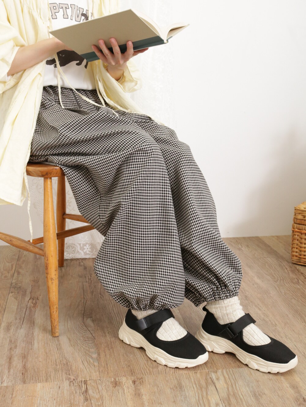 ホワイト系のTシャツ/カットソー、イエロー系のチュニック、グレー系のその他パンツを着用したレディースの春コーディネートの3枚目の写真