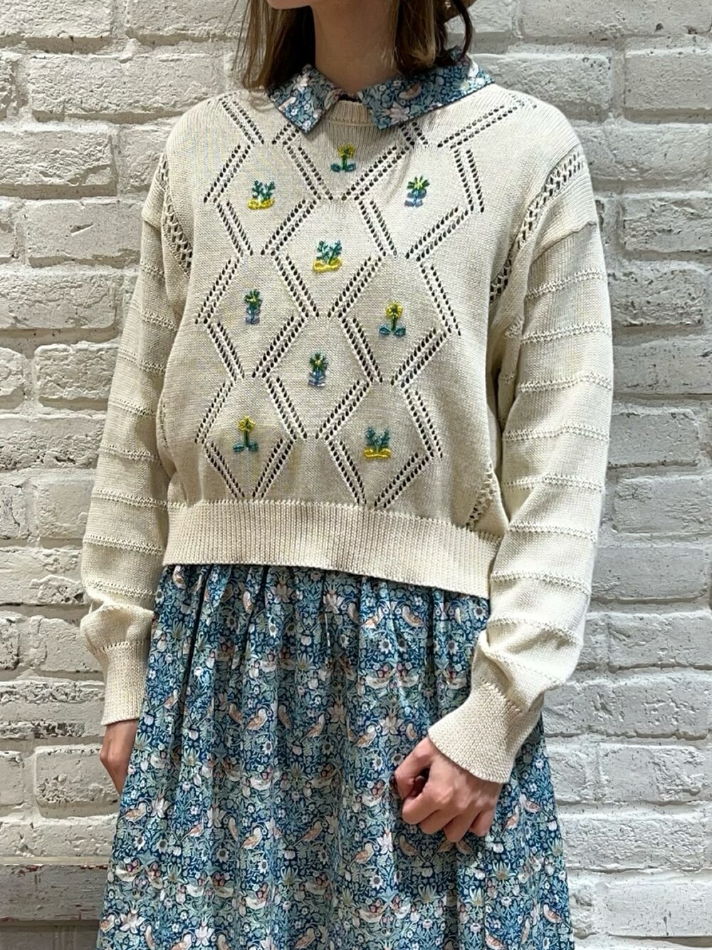 ホワイト系のニット/セーター、グリーン系のシャツ/ブラウス、グリーン系のスカートを着用したレディースの春コーディネートの2枚目の写真