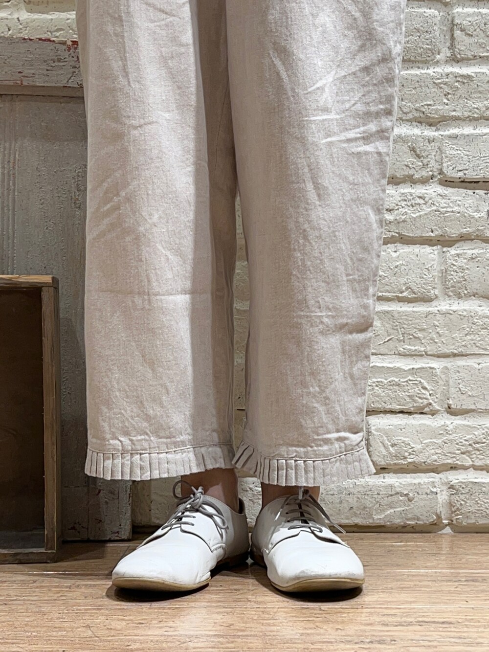 ホワイト系のタンクトップ、ピンク系のシャツ/ブラウス、ホワイト系のその他パンツを着用したレディースの夏コーディネートの5枚目の写真