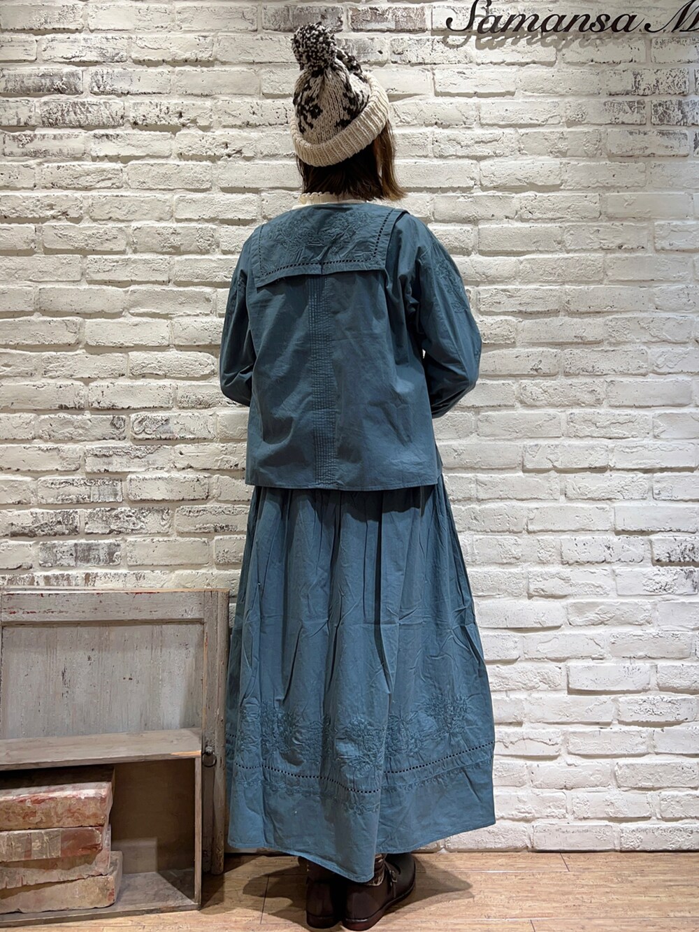ホワイト系のTシャツ/カットソー、グリーン系のシャツ/ブラウス、グリーン系のスカートを着用したレディースの秋コーディネートの3枚目の写真