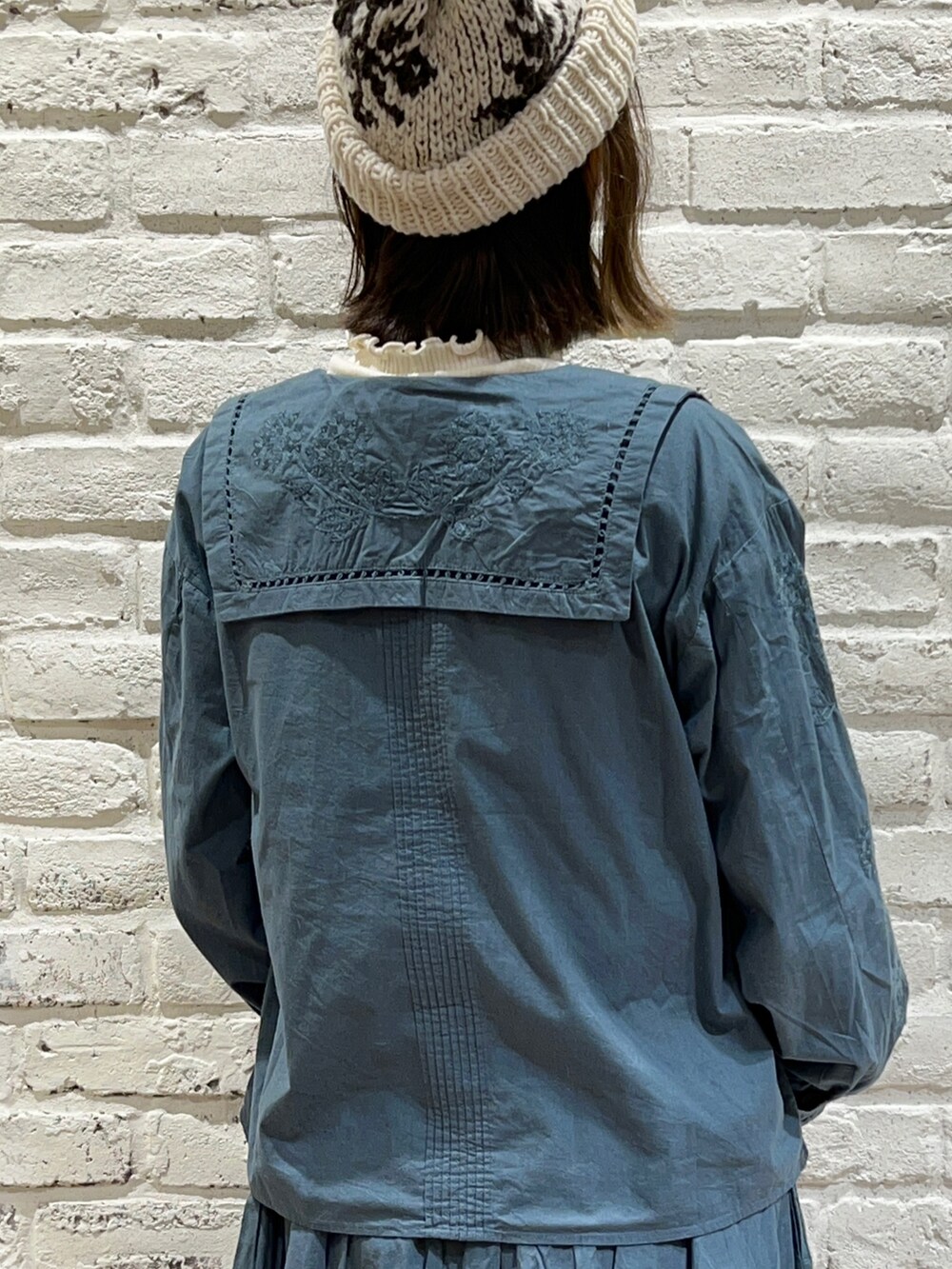 ホワイト系のTシャツ/カットソー、グリーン系のシャツ/ブラウス、グリーン系のスカートを着用したレディースの秋コーディネートの4枚目の写真