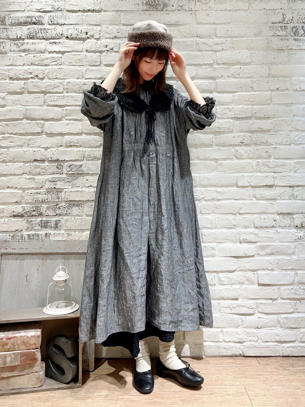 ブラック系のスカート、グレー系の付け襟、その他のその他を着用したレディースの秋コーディネートの3枚目の写真