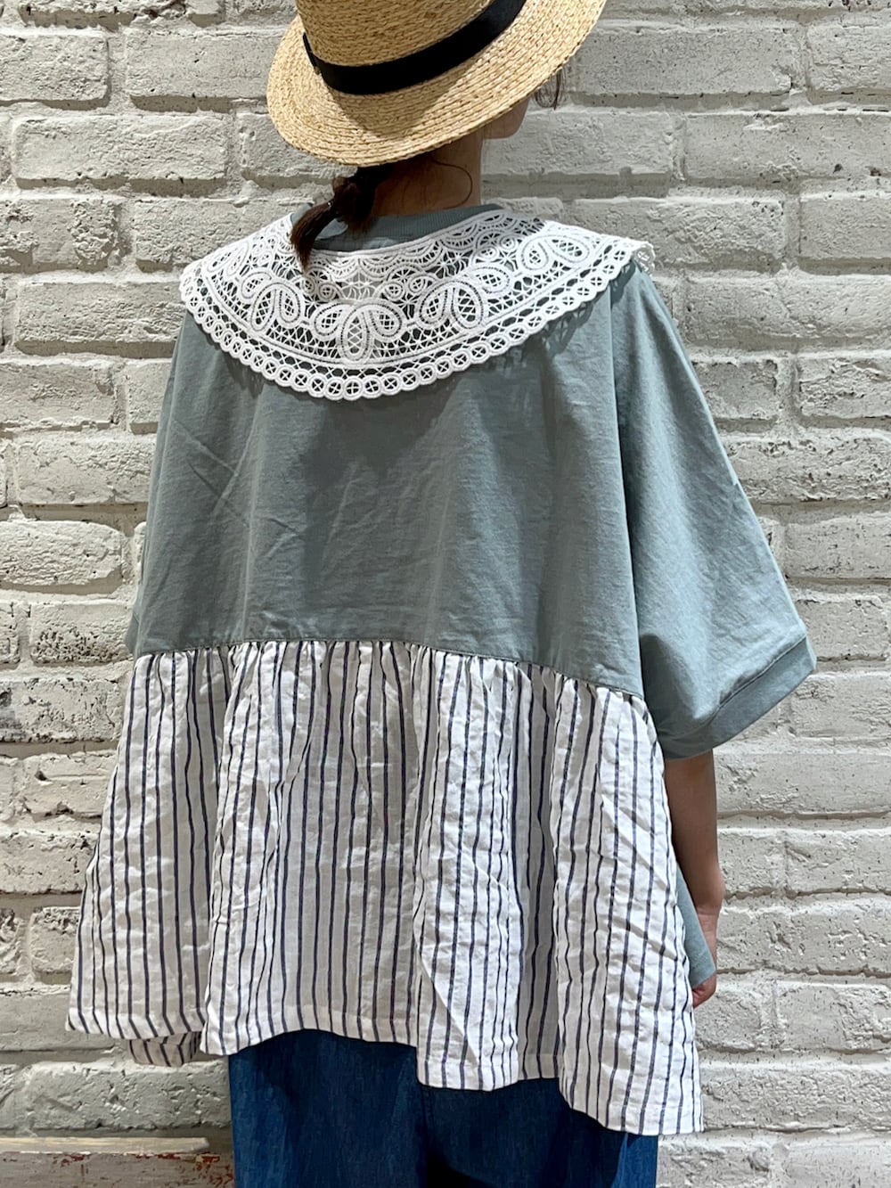 「サマンサ モスモス(Samansa Mos2)、Samansa Mos2、SM2、夏コーデ、ゆるコーデ、カジュアルコーデ、ドッキング、ストライプ、Tシャツ、デニム、ワイドデニム、ワイドパンツ、つけ襟、サンダル、トートバッグ」｜「Samansa Mos2のラフィアカンカン帽（ハット、ブラック系）」を使った、いっしき🐻さん（レディース・163cm）の夏コーディネートの2枚目の写真
