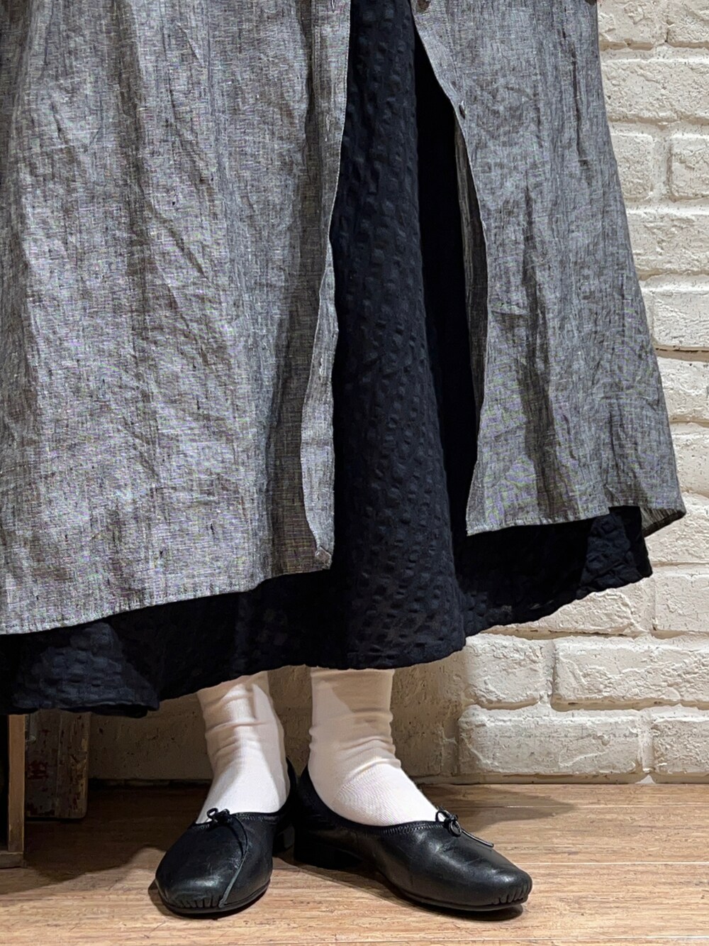 ブラック系のシャツ/ブラウス、ブラック系のスカート、その他のその他を着用したレディースの冬コーディネートの5枚目の写真