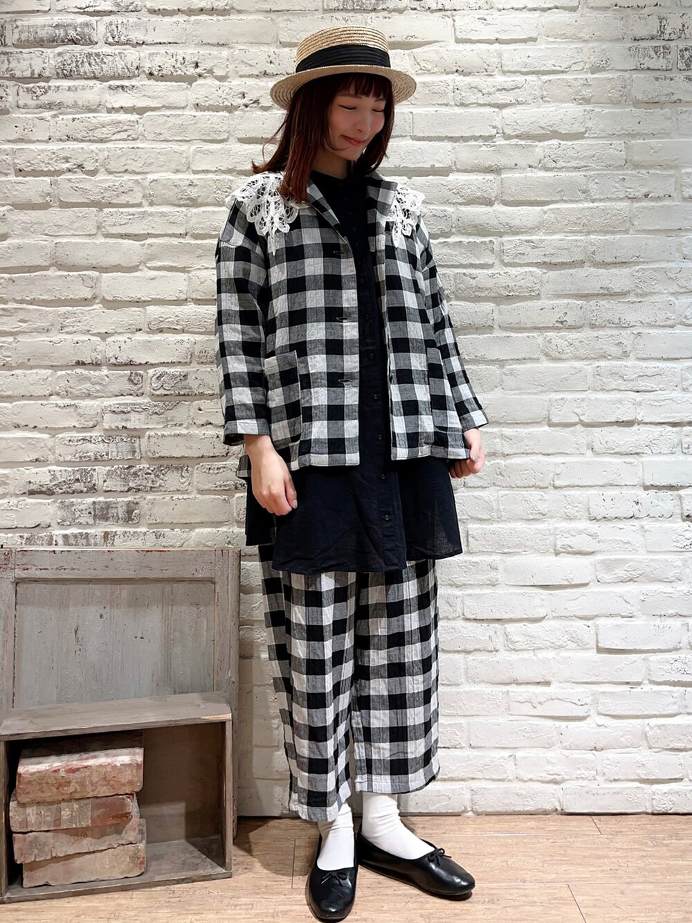 ブラック系のシャツ/ブラウス、ホワイト系のその他パンツ、ホワイト系のその他アウターを着用したレディースの春コーディネートの4枚目の写真