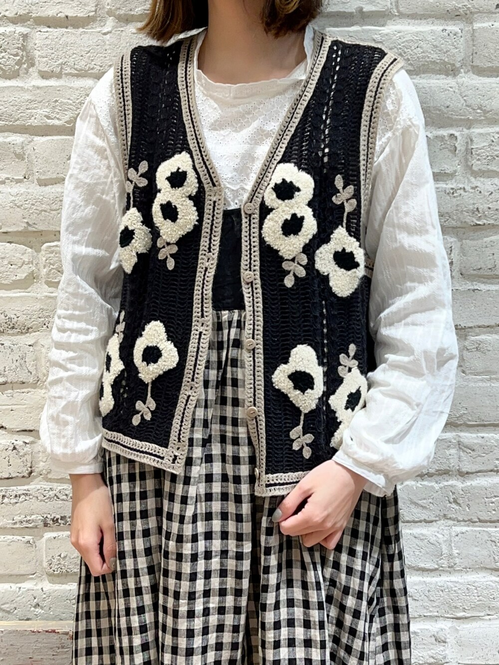 「サマンサ モスモス(Samansa Mos2)、Samansa Mos2、SM2、春コーデ、ゆるコーデ、レイヤードスタイル、ワンピース、デニム、キャミワンピ、ギンガムチェック、チェック、ベスト、刺繍、花柄、麦わら帽子」｜「Samansa Mos2のオーバーレースブラウス（シャツ/ブラウス、ホワイト系）」を使った、いっしき🐻さん（レディース・163cm）の冬コーディネートの3枚目の写真