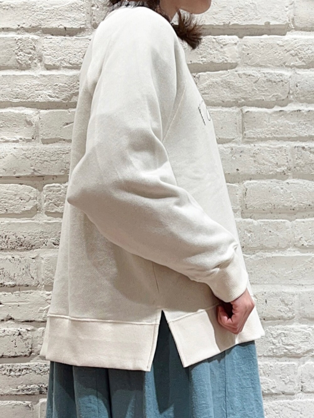 ホワイト系のシャツ/ブラウス、ホワイト系のスウェット、グリーン系のワンピースを着用したレディースの冬コーディネートの3枚目の写真