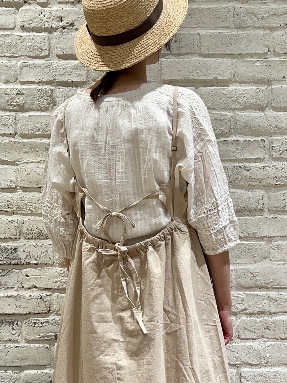 ホワイト系のタンクトップ、ホワイト系のシャツ/ブラウス、ベージュ系のワンピースを着用したレディースの夏コーディネートの5枚目の写真