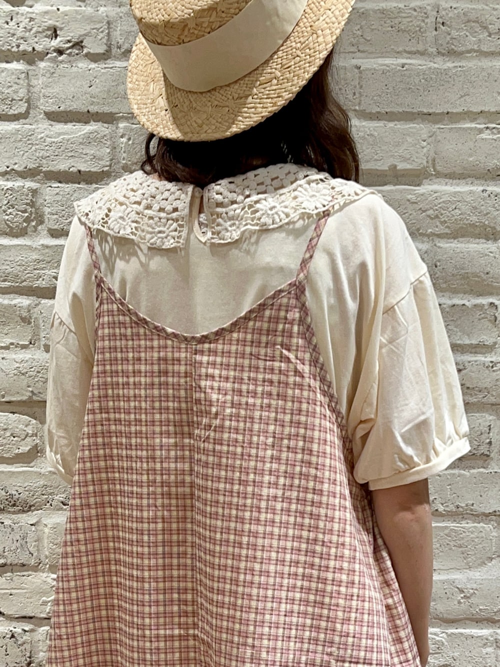 ホワイト系のTシャツ/カットソー、ホワイト系のハンドバッグ、ピンク系のワンピースを着用したレディースの秋コーディネートの4枚目の写真