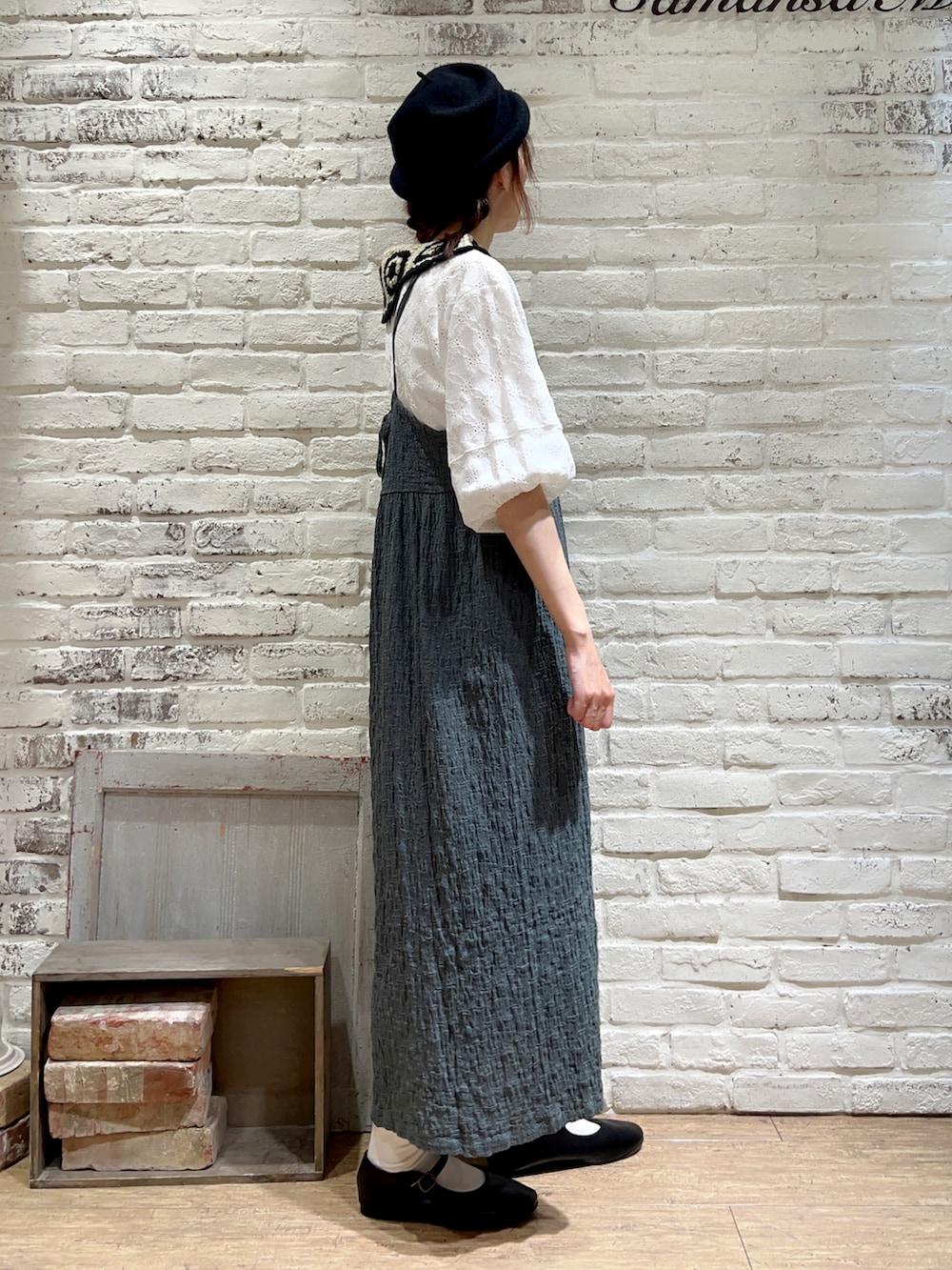 ホワイト系のTシャツ/カットソー、ブルー系のワンピース、ベージュ系のハンドバッグを着用したレディースの秋コーディネートの3枚目の写真