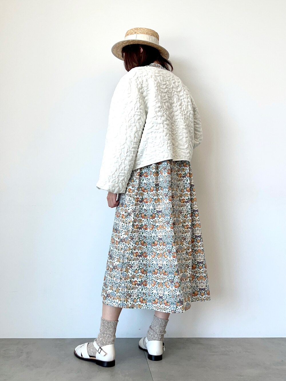 「サマンサ モスモス(Samansa Mos2)、Samansa Mos2、SM2、TSUHARU by Samansa Mos2、ワンピース、リバティ、LIBERTY、ジャケット、ジャガード、花柄、ノーカラージャケット、ショート丈トップス、カンカン帽、サンダル、サンダルに靴下」|「Samansa Mos2のラフィア太リボンカンカン帽(ハット、ホワイト系)」を使った、いっしき🐻さん(レディース・164cm)の春コーディネートの4枚目の写真