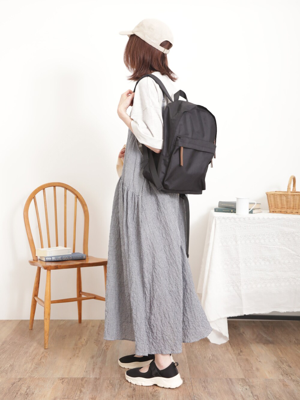 「サマンサ モスモス(Samansa Mos2)、Samansa Mos2、SM2、春コーデ、ゆるコーデ、カジュアルコーデ、マウンテンパーカー、ロゴT、Tシャツ、モノトーンコーデ、キャミワンピ、ワンピース、ギンガムチェック、キャップ、スニーカー」｜「Samansa Mos2の【消臭効果】リネンバックロゴ刺繍キャップ（ハット、ベージュ系）」を使った、いっしき🐻さん（レディース・164cm）の春コーディネートの4枚目の写真