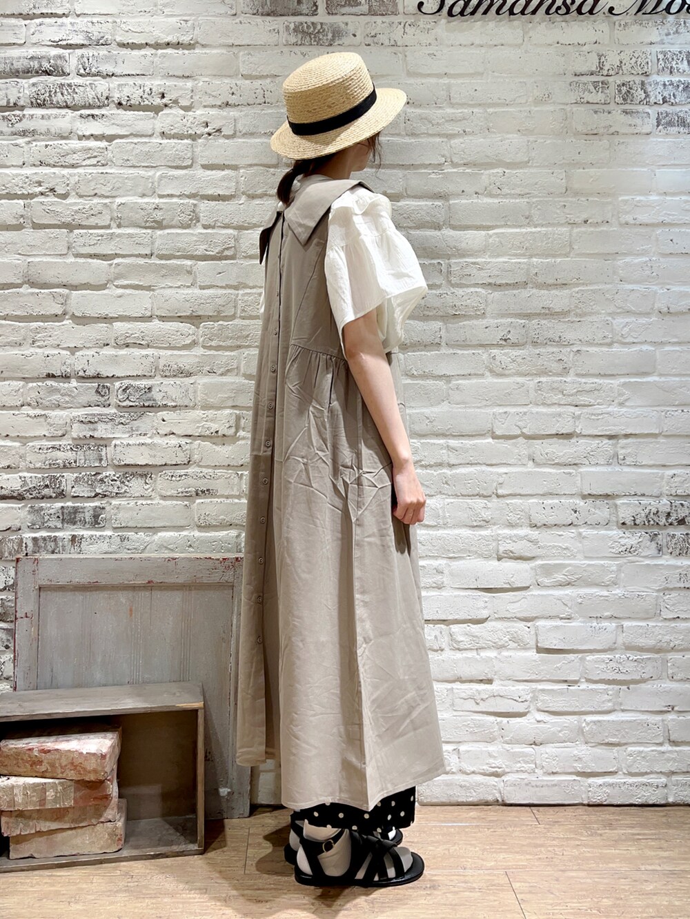 ホワイト系のシャツ/ブラウス、ブラック系のハンドバッグ、ベージュ系のワンピースを着用したレディースの秋コーディネートの3枚目の写真