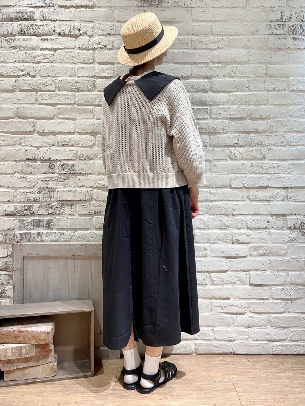 ホワイト系のシャツ/ブラウス、ベージュ系のカーディガン/ボレロ、ブラック系のワンピースを着用したレディースの夏コーディネートの4枚目の写真
