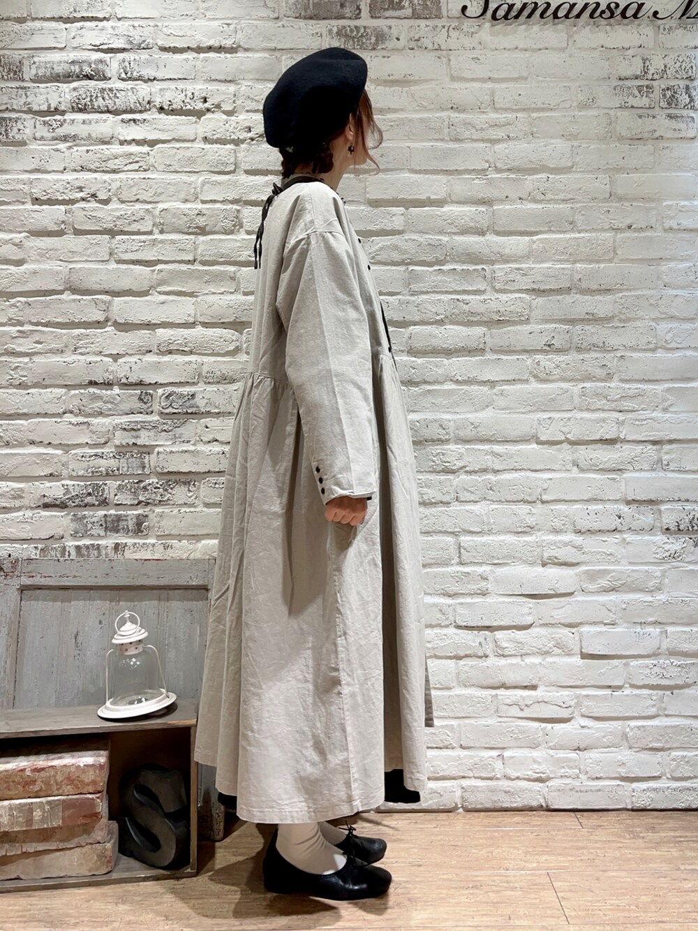 ベージュ系のTシャツ/カットソー、ブルー系のワンピース、ベージュ系のその他アウターを着用したレディースの秋コーディネートの3枚目の写真