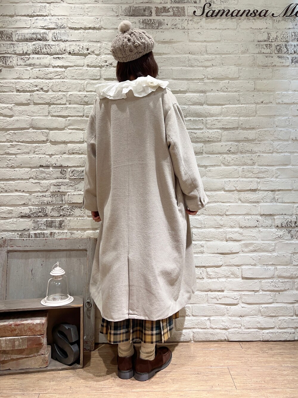 ホワイト系のシャツ/ブラウス、ブラウン系のベスト、ベージュ系のその他アウターを着用したレディースの冬コーディネートの4枚目の写真