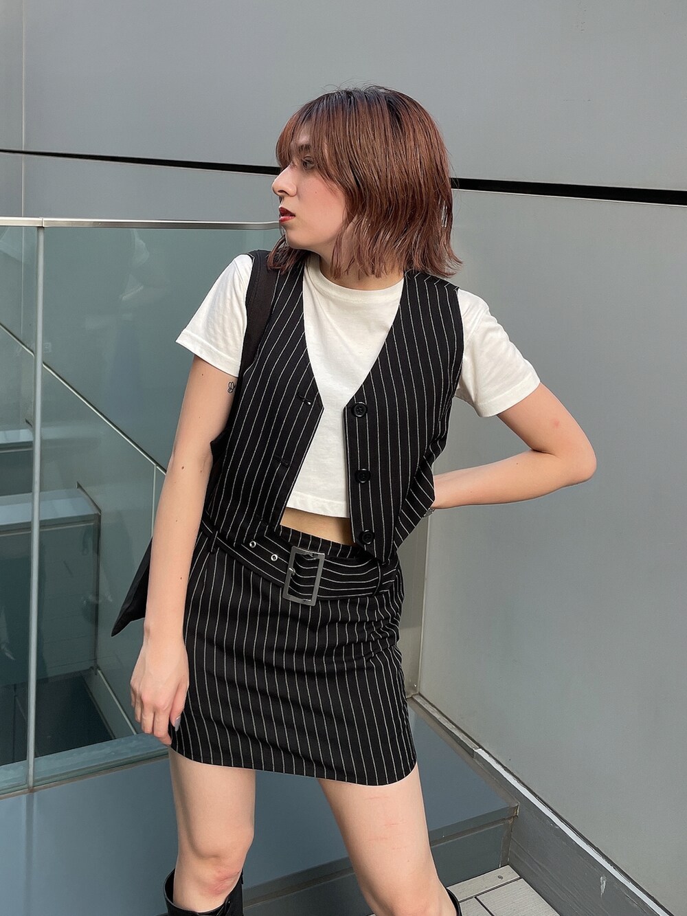 「夏、大人カジュアル、秋コーデ、シンプル、セットアップ、ベスト、ベスト×Tシャツ、ストライプ、ローライズ、ローウエスト、y2k、シンプルコーデ」｜「ENVYMのコンパクトＶＥＳＴ（その他アウター、その他）」を使った、REINAさん（レディース・158cm）の夏コーディネートの2枚目の写真