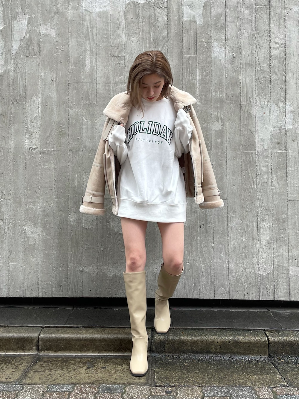 ベージュ系のその他アウター、ベージュ系のブーツ、ホワイト系のTシャツ/カットソーを着用したレディースの秋コーディネートの2枚目の写真