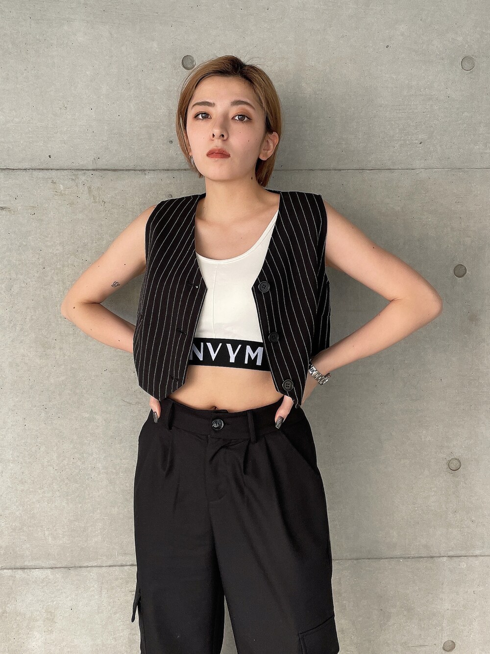 「いまどきジャケット写真、カーゴパンツ、夏コーデ、ベスト、ストライプ、厚底サンダル、ロゴ、タンクトップ、モノトーンコーデ、ブラックコーデ」｜「ENVYMのコンパクトＶＥＳＴ（その他アウター、その他）」を使った、REINAさん（レディース・158cm）の春コーディネートの3枚目の写真