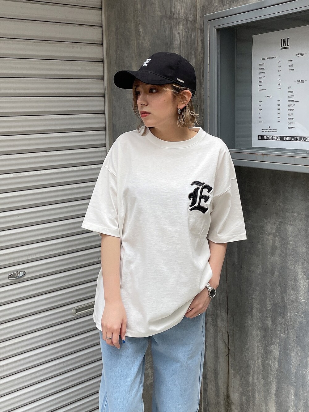 「カジュアルコーデ、シンプルコーデ、ごきげんウィーク、ストリート、ストリートコーデ、メンズライク、ビックシルエット、ロゴT、デニム」｜「ENVYMのＥ ＣＡＰ（キャップ、ブラック系）」を使った、REINAさん（レディース・158cm）の春コーディネートの2枚目の写真