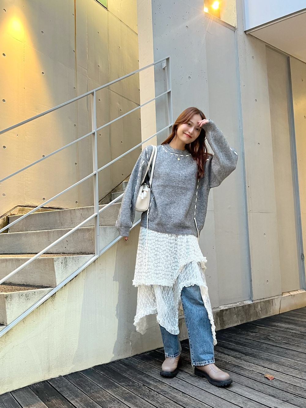 「お出かけコーデ、デートコーデ、スポーツミックス、秋コーデ、レイヤードスタイル、デニム、レーススカート、ブーツ、ニット」｜「TRUNC 88のStitch Design Knit（ニット/セーター、グレー系）」を使った、maiさん（レディース・162cm）の秋コーディネートの3枚目の写真