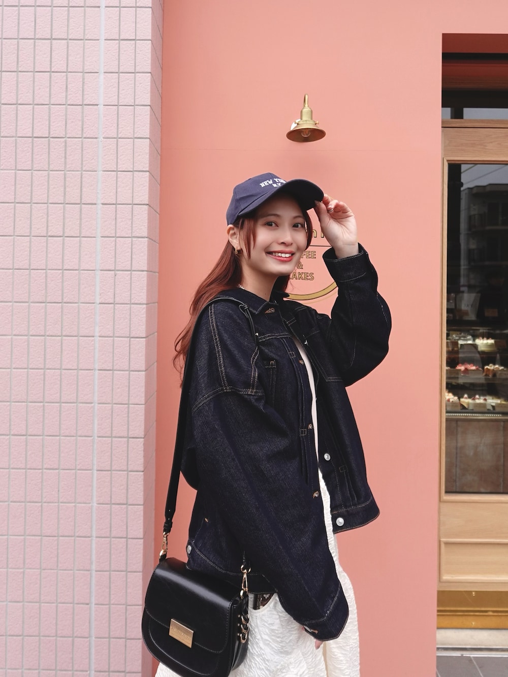 「春のNewスタイル、お出かけコーデ、ジャケットスタイル、ピンク、シンプルコーデ、デニム、デニムジャケット、春アウター、大人カジュアル、春色、スカート、きれいめカジュアル」|「BONLECILLのルーズデニムジャケット/Gジャン(デニムジャケット、ブルー系)」を使った、maiさん(レディース・162cm)の春コーディネートの2枚目の写真
