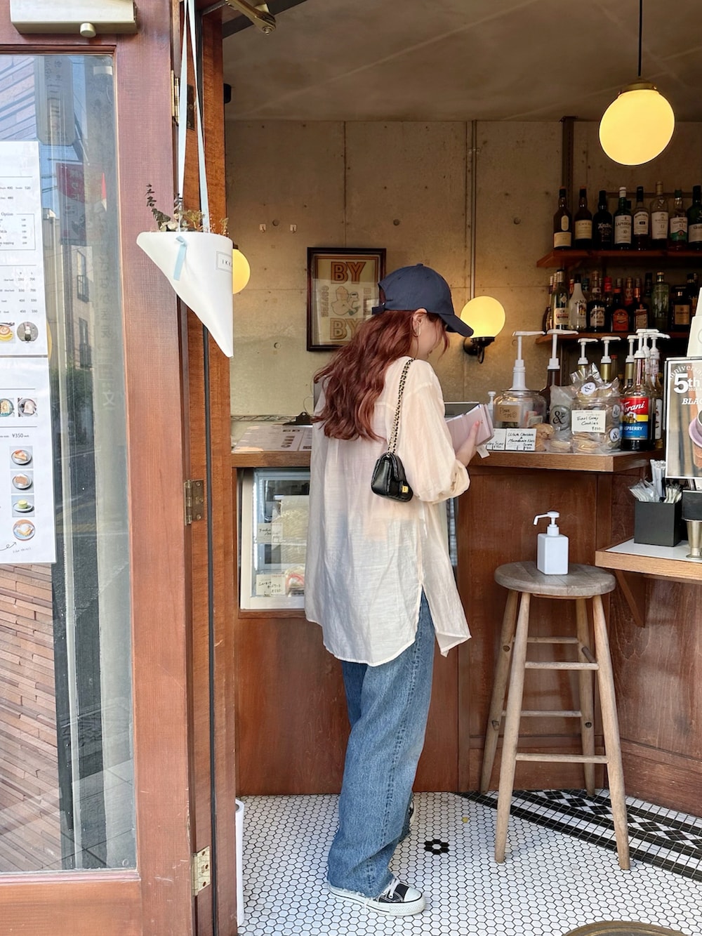 「このスタイルがお気に入り、休日スタイル、ショルダーバッグ、韓国ファッション、デニム、シンプルコーデ、ミニバッグ、シアーシャツ、お出かけコーデ、キャップ、コンバース、スニーカー、夏コーデ、今日のコスメと服、アツいコーデ全部見せ」|「apres jour mignonの【apresjour mignon×ARIAZ】ロゴキャップ(キャップ、ブルー系)」を使った、maiさん(レディース・162cm)の夏コーディネートの5枚目の写真