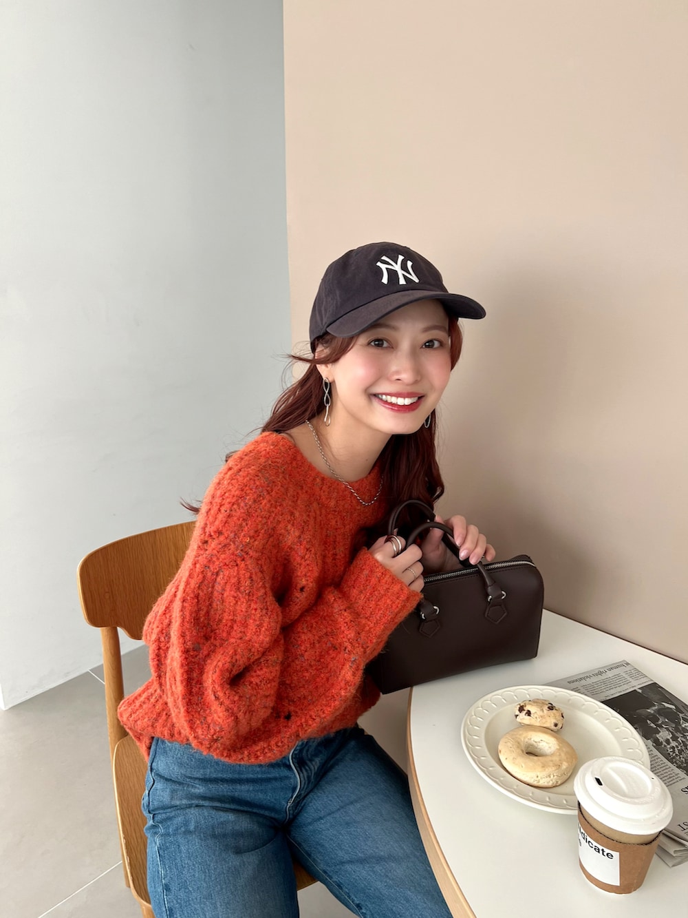 「春のおしゃ見えテクニック、ニット、デートコーデ、春コーデ、春服みてみて、お出かけコーデ、シンプルコーデ、デニム、カジュアルコーデ」｜「Ungridのカラーネップルーズニット（ニット/セーター、オレンジ系）」を使った、maiさん（レディース・162cm）の春コーディネートの2枚目の写真