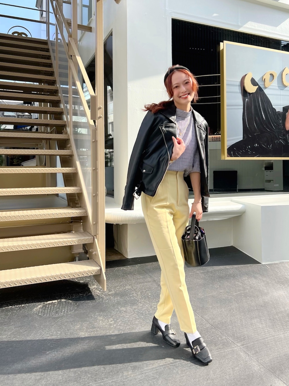 「春服デビュー宣言、淡色コーデ、きれいめカジュアル、春アウター、パステル映える春、ローファー、プチプラ、春服みてみて、休日スタイル、カラーパンツ、パンツスタイル、いまどきジャケット写真、このスタイルがお気に入り」｜「ZARAのアイテム（ライダースジャケット、ブラック系）」を使った、maiさん（レディース・162cm）の春コーディネートの2枚目の写真