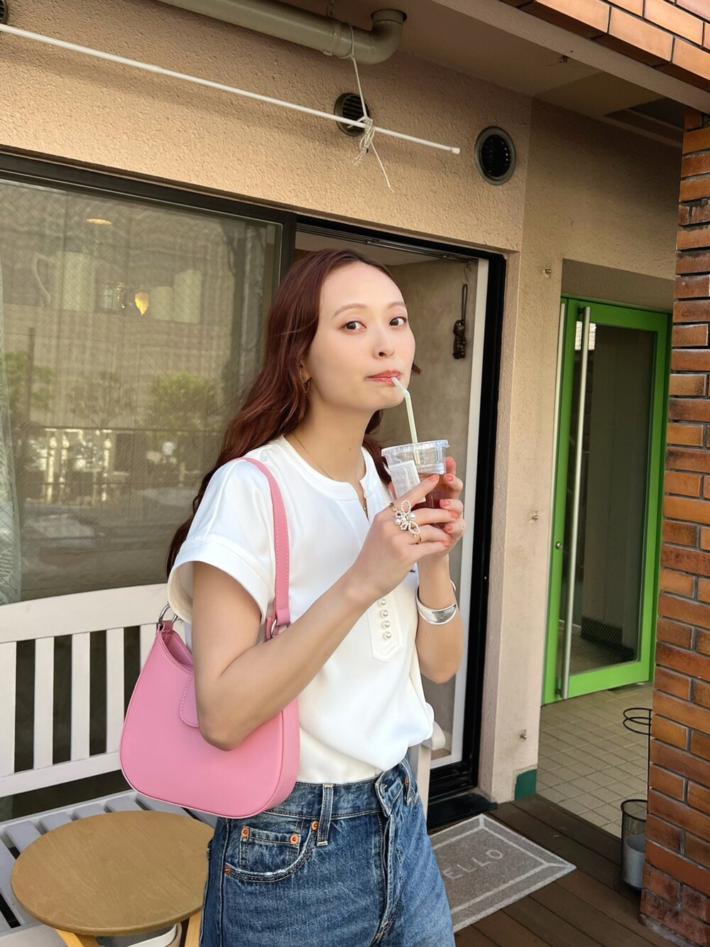 「夏のコスメと服、初夏コーデ、休日スタイル、韓国ファッション、デニム、シンプルコーデ、ミニバッグ、淡色コーデ、お出かけコーデ、きれいめカジュアル、このスタイルがお気に入り、雨の日コーデ、今日のコスメと服、アツいコーデ全部見せ」|「Emma Taylorの【接触冷感】イージーケアパール釦キーネックブラウス(シャツ/ブラウス、ホワイト系)」を使った、maiさん(レディース・162cm)の夏コーディネートの2枚目の写真